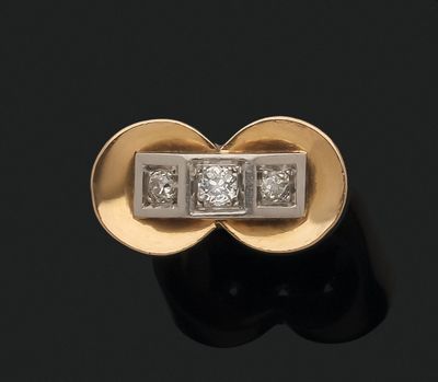 une bague en or 18 carats sertie de trois diamants