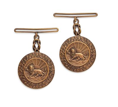 une paire de boucles d'oreilles en or ornées d'un lion et d'un soleil