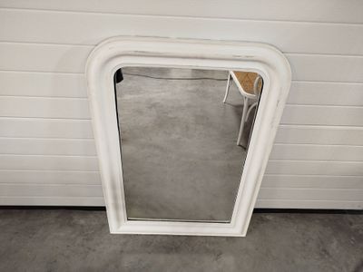 un miroir posé dans un coin de la pièce