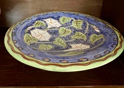 une assiette bleue et verte posée sur une table en bois