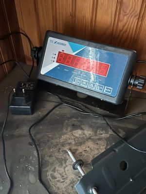 une image représentant une horloge numérique posée sur une table