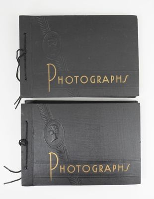 deux livres noirs ornés de lettres dorées, posés l'un à côté de l'autre
