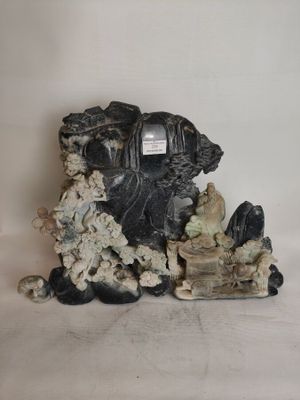 CHINE : Groupe en assemblage de pierres dures sculptées repr…