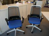 deux chaises de bureau placées l'une à côté de l'autre dans une pièce