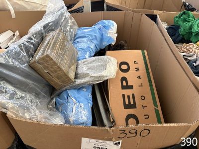 une boîte en carton remplie d'objets dans une pièce