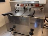 une photo d'une friteuse professionnelle posée sur un plan de travail