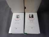 deux livres ouverts sur une table
