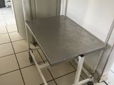 une table posée à même le sol dans la cuisine