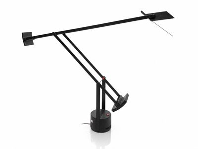 une photo d'une lampe de bureau noire posée sur une surface blanche