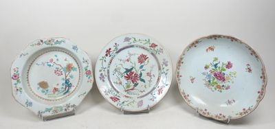 trois assiettes à motifs floraux posées sur une surface blanche