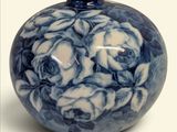un vase bleu et blanc orné de fleurs blanches