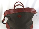 un sac marron et un autre marron posés sur une surface blanche