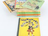 plusieurs livres pour enfants empilés les uns sur les autres sur une surface blanche
