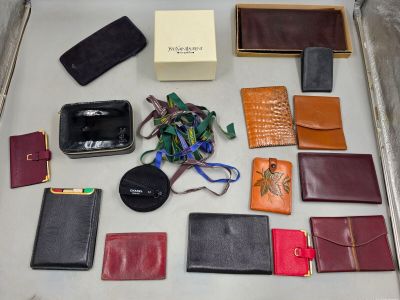 de nombreux modèles différents de sacs à main et de portefeuilles disposés sur une table