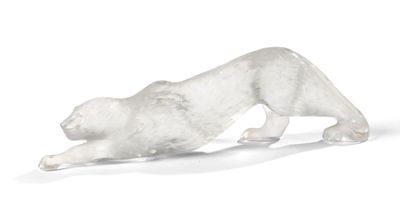 figurine en cristal représentant un chat sur fond blanc