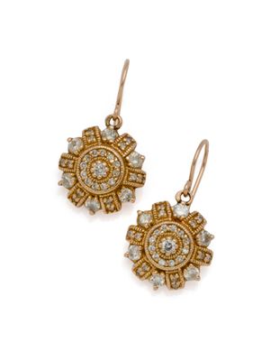 une paire de boucles d'oreilles en or et diamants