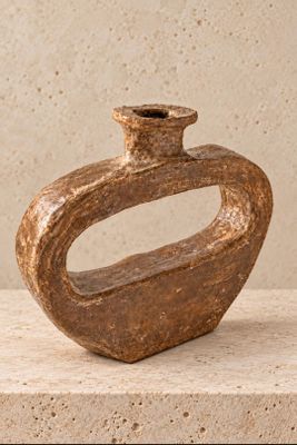 un petit vase posé sur une table