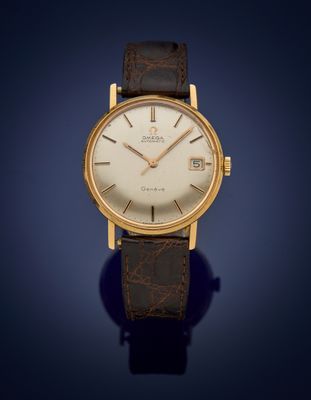 une montre-bracelet plaquée or avec un cadran blanc et un bracelet en cuir marron