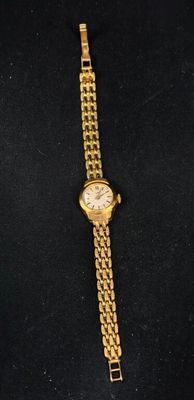l'image d'une montre-bracelet en or entourée d'une chaîne