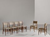 un groupe de chaises posées sur une estrade blanche