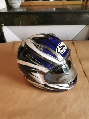 un casque posé sur une boîte en carton