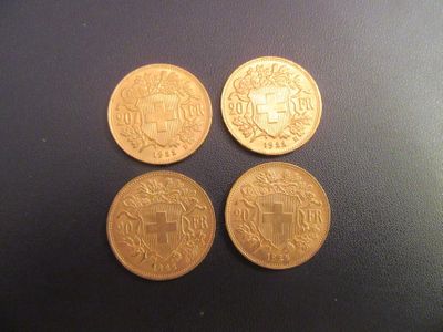 quatre pièces d'or posées les unes à côté des autres sur une table