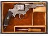 un vieux pistolet dans une boîte en bois contenant un marteau