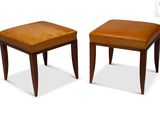 paire de tabourets en cuir avec pieds en bois et repose-pieds