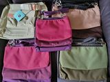 de nombreux sacs de différentes couleurs posés sur un canapé