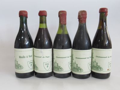 six bouteilles de vin sont alignées sur une surface blanche