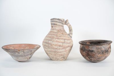 trois pièces de poterie posées les unes à côté des autres sur une surface blanche
