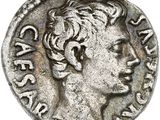 une pièce de monnaie en argent portant un visage de femme