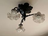 une lampe suspendue au plafond de la pièce