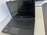 un ordinateur portable posé sur un bureau, à côté d'un écran