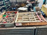 de nombreux outils divers posés sur un établi dans un garage
