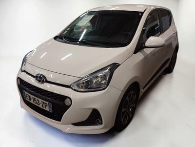 une voiture blanche garée dans un showroom