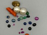 beaucoup de perles et un bouton sur un fond blanc