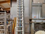 une échelle adossée au mur d'une pièce