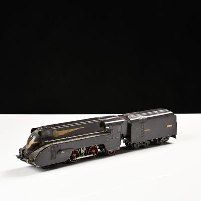 un petit train posé sur une table