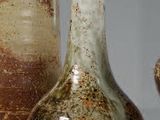 de nombreux vases différents exposés dans une vitrine