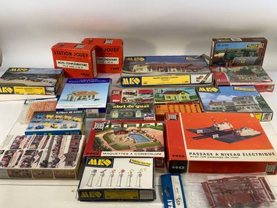 de nombreux types différents de trains miniatures sur la table