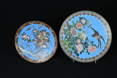 deux assiettes décoratives ornées d'oiseaux et de fleurs sur un fond noir