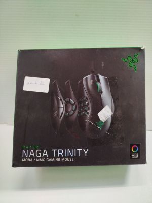 une boîte noire contenant une paire de chaussures noires