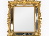 un miroir encadré d'or sur un mur blanc avec un fond blanc