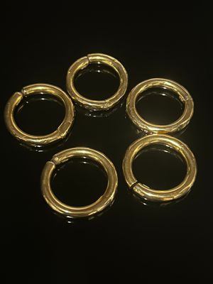 Réunion de cinq créoles en or jaune 18K. - Photo 1