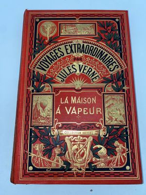 un vieux livre à la couverture rouge posé sur une table