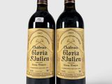 deux bouteilles de vin posées l'une à côté de l'autre sur une surface blanche