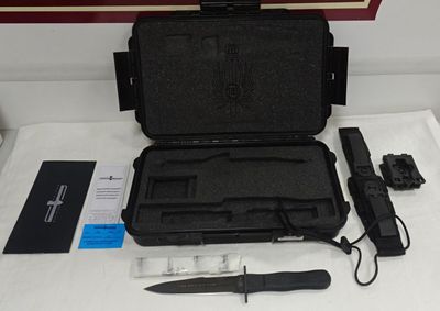 un pistolet et un couteau dans un étui posé sur une table