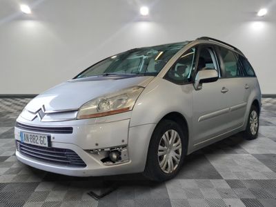 la citrole argentée est garée sur un carrelage en damier