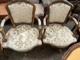 paire de chaises anciennes avec dossier et accoudoirs rembourrés